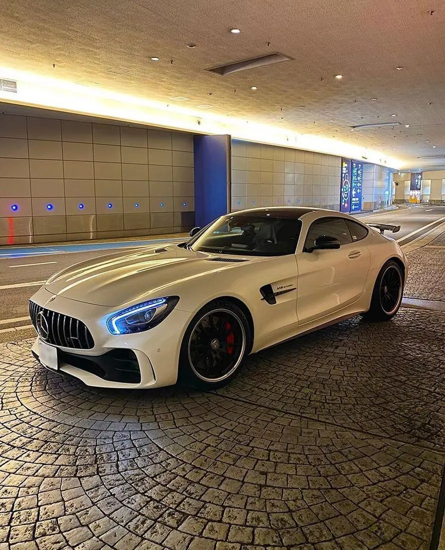 Premium car detail: Mercedes-AMG GT blanco en estacionamiento techado