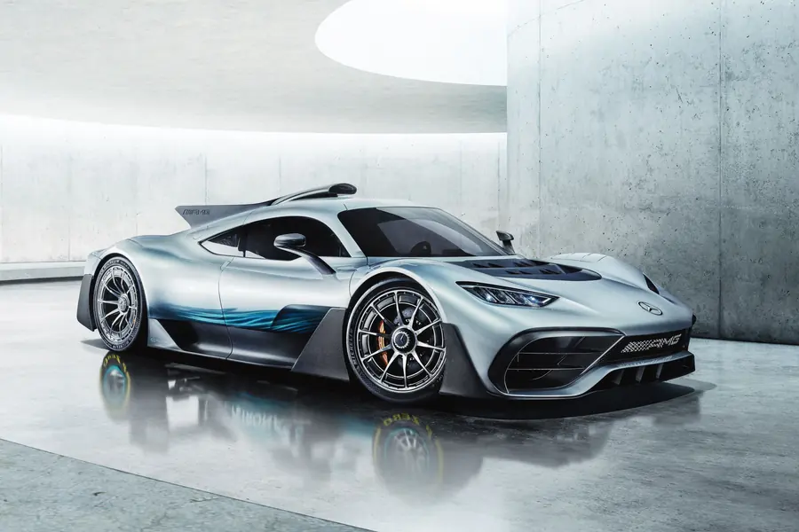 Automotive spa en Álvaro Obregón: Mercedes-AMG One plateado con brillo de pintura en estudio