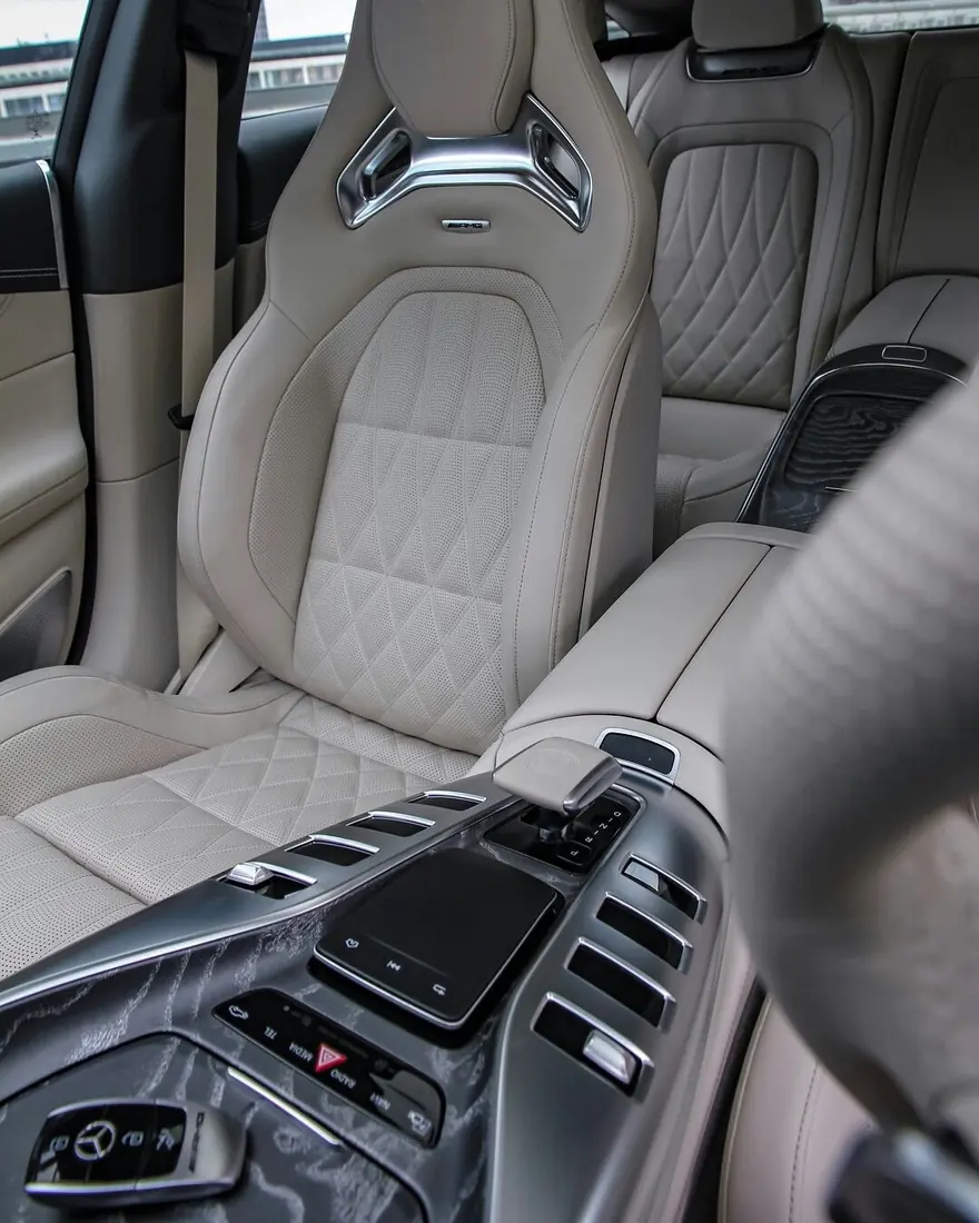 Lavado de vestiduras de auto: Asientos deportivos tapizados dentro de un Mercedes