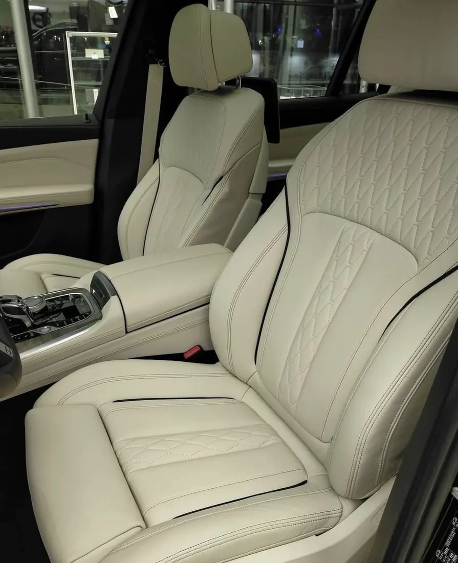 Lavado de vestiduras de auto: Asientos de piel beige limpios en SUV de lujo