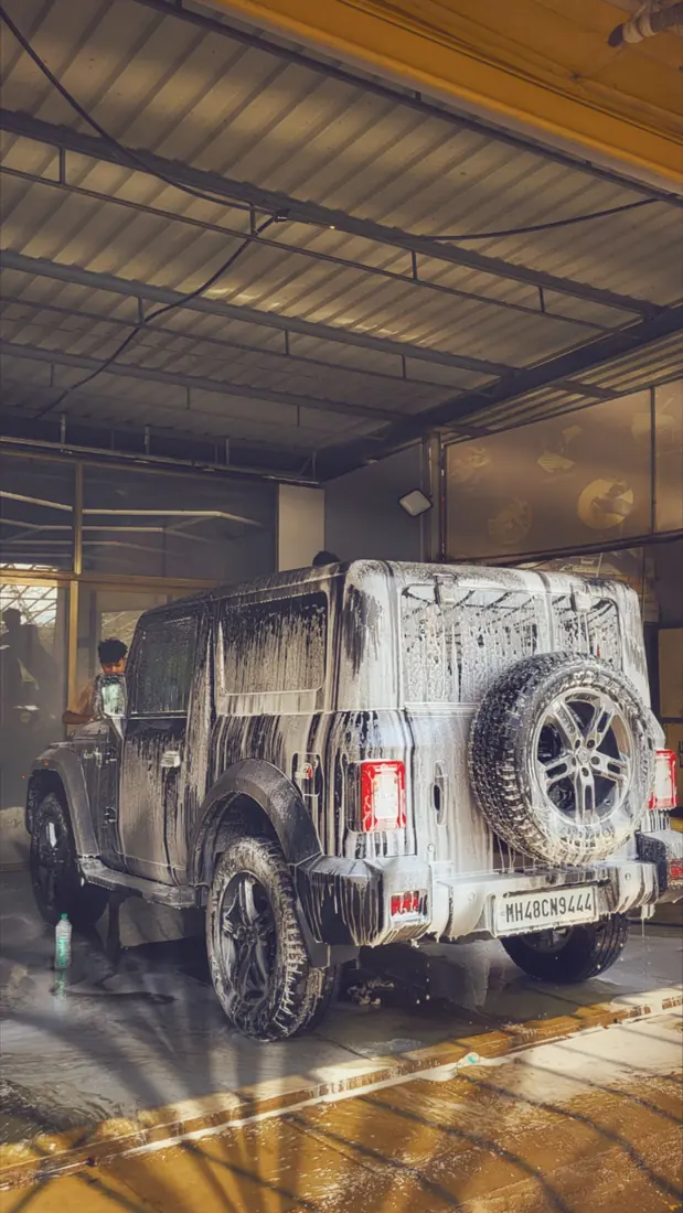 Lavado de autos a domicilio: Camioneta todoterreno cubierta de espuma en cochera