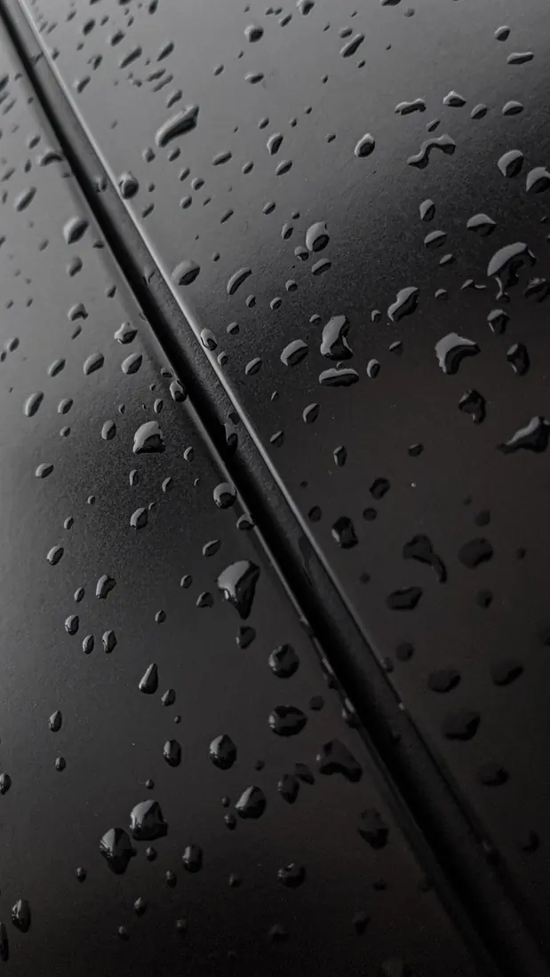 Blog de automotive spa: ceramico para autos - Gotas de agua sobre pintura negra con recubrimiento cerámico