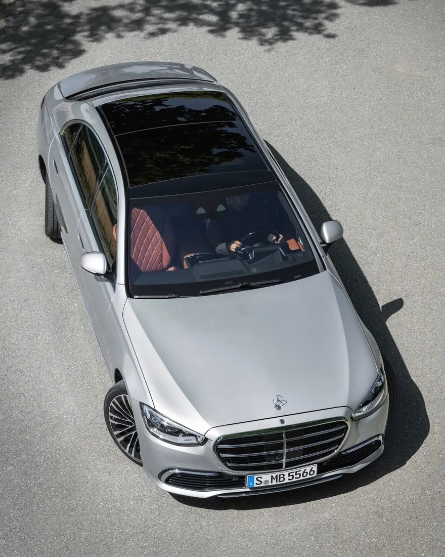 Ppf autos: Mercedes clase S plata visto desde arriba con pintura pulida