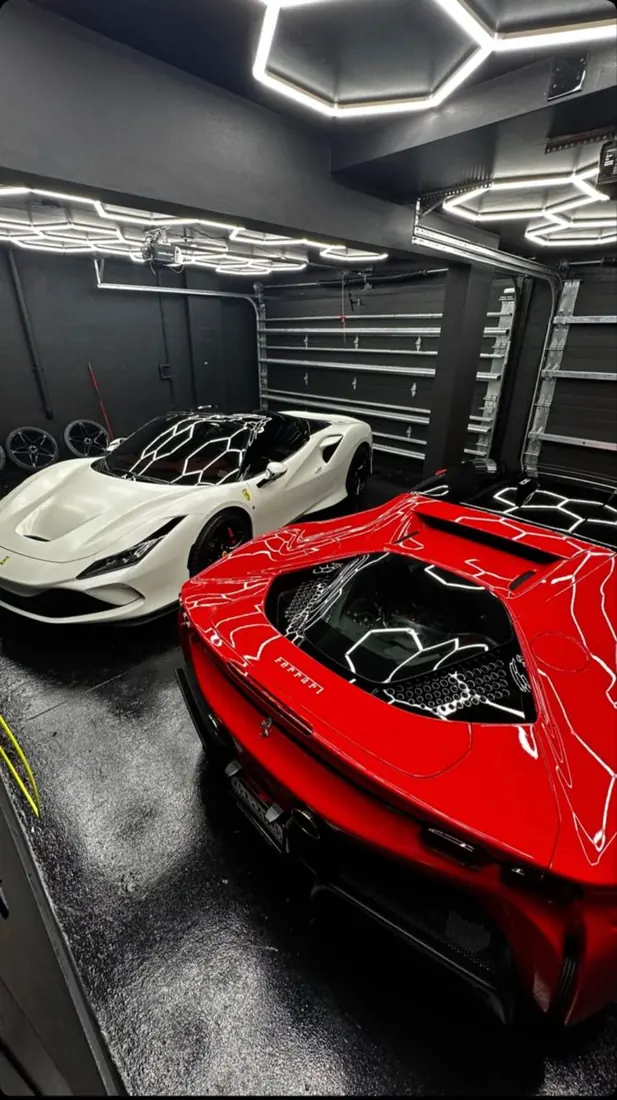 Premium car detail: Garage de detallado con autos blancos y rojos pulidos