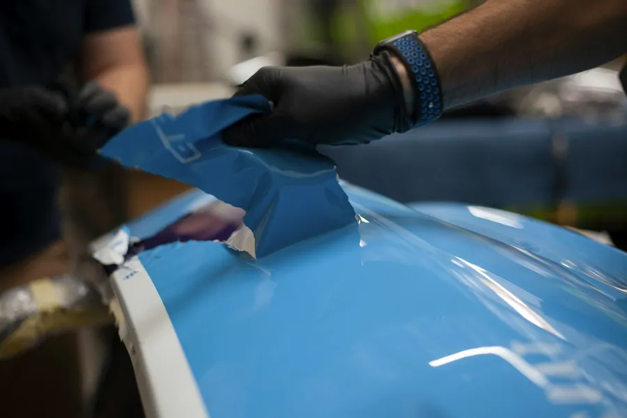 Ppf autos: Instalación de película de protección de pintura PPF con guantes