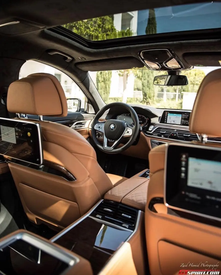 Limpieza de asientos de piel: Interior de Bentley con piel color coñac limpia