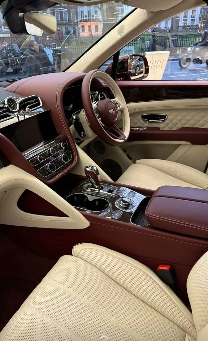 Lavado de interiores de autos: Interior de Bentley crema con detalles de madera