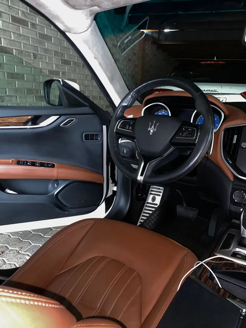 Lavado de vestiduras de auto: Interior de Maserati con piel café limpia