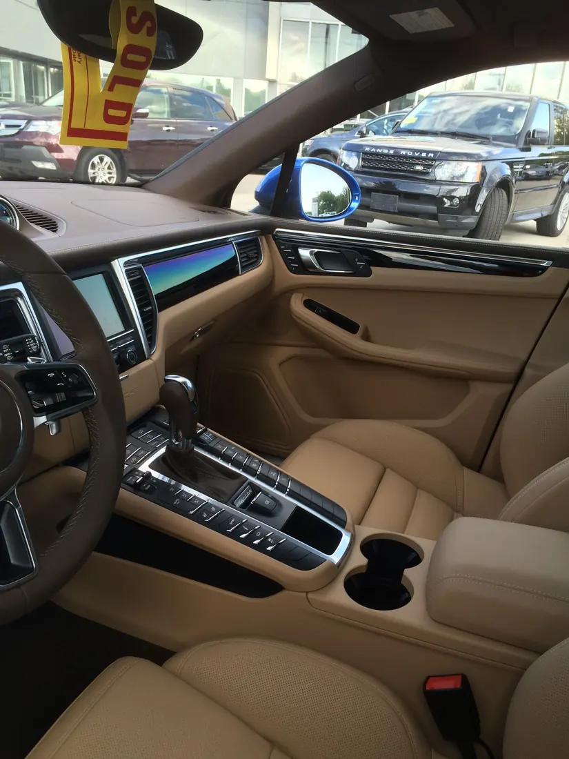 Lavado de interiores de autos: Interior beige de SUV deportivo recién limpiado