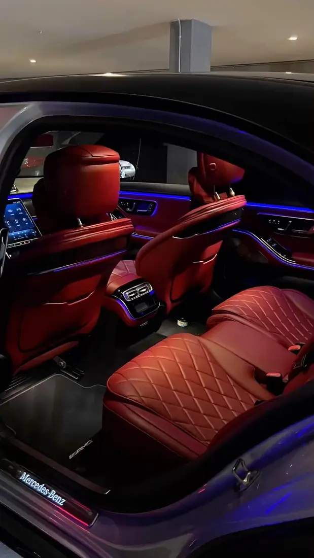 Lavado de vestiduras de auto: Interior rojo de lujo con iluminación ambiental