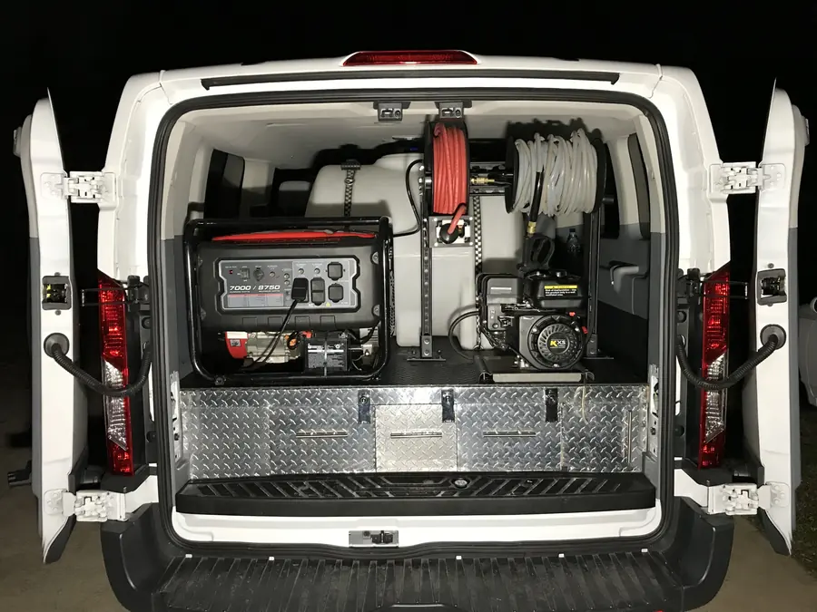 Autolavado a domicilio: Camioneta equipada con herramientas para lavado de autos a domicilio