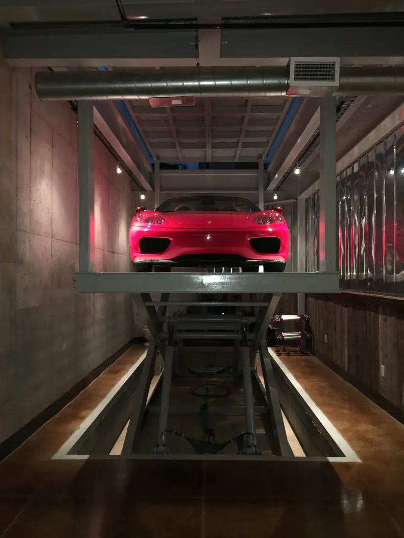 Lavado de motor: Auto en elevador para revisar y lavar el chasis