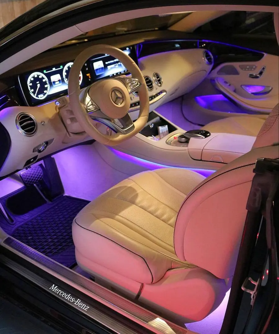 Ozono para auto: Interior de Mercedes limpio con asientos claros e iluminación ambiental
