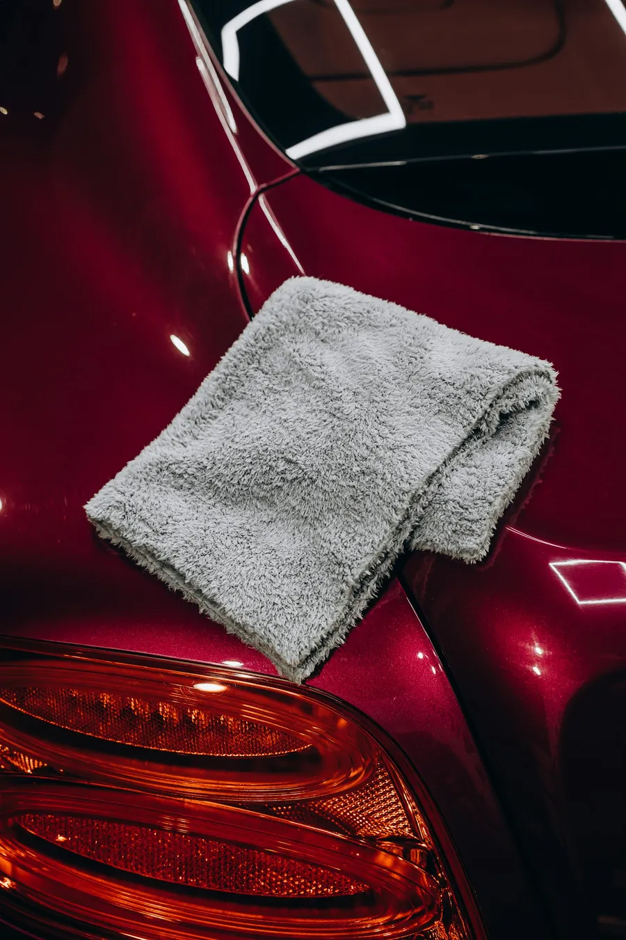 Lavado de autos: Paño de microfibra sobre la pintura de un auto rojo