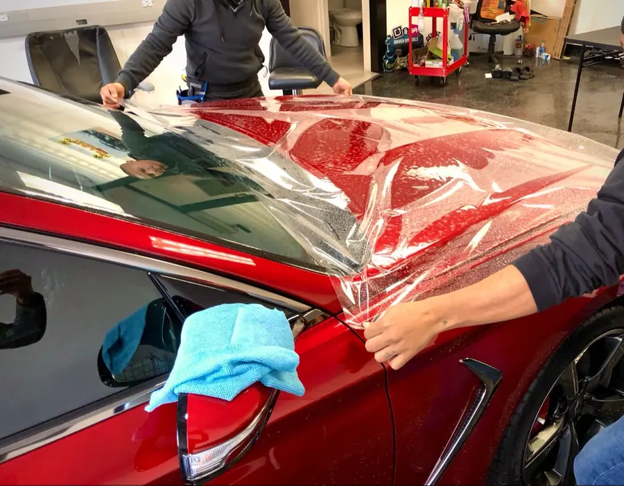Rayones de carro: Instalación de película de protección de pintura en cofre rojo