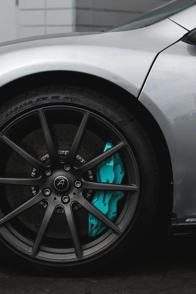 Automotive spa en Tlalpan: Rin oscuro con calipers turquesa en auto plata